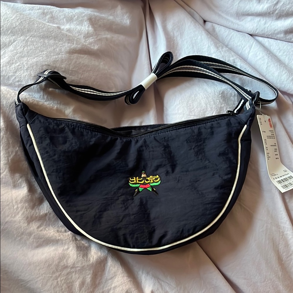 Uniqlo Black Crossbody Bag with Adjustable Strap and Sleek Design